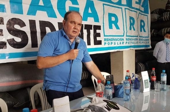 López Aliaga se muestra con el lápiz de Perú Libre luego de la vuelta del comunismo al&nbsp;poder